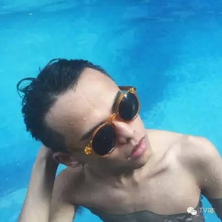 靠一只马克笔化妆为人间*物尤**！深扒网红艾克里里和他的娇喘助理！