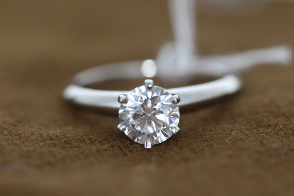 磨砂纸磨钻石表面鉴别真假钻戒,区别真钻石假钻石的方法