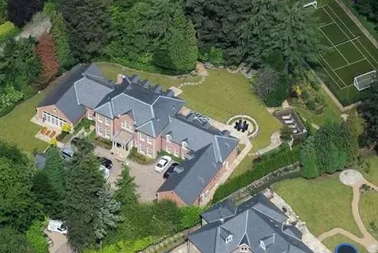 他花42欧元和C罗做邻居，你觉得咱得花多少年？