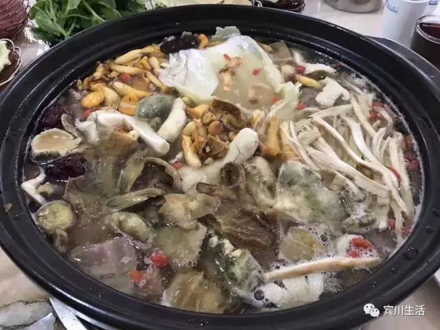 请不要对着手机流口水\^O^/宾川鸡足山正疯长的野生菌