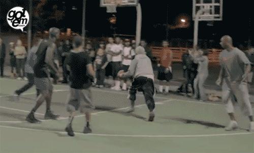 草野球场的年轻人里，总有些逗逼能笑死你