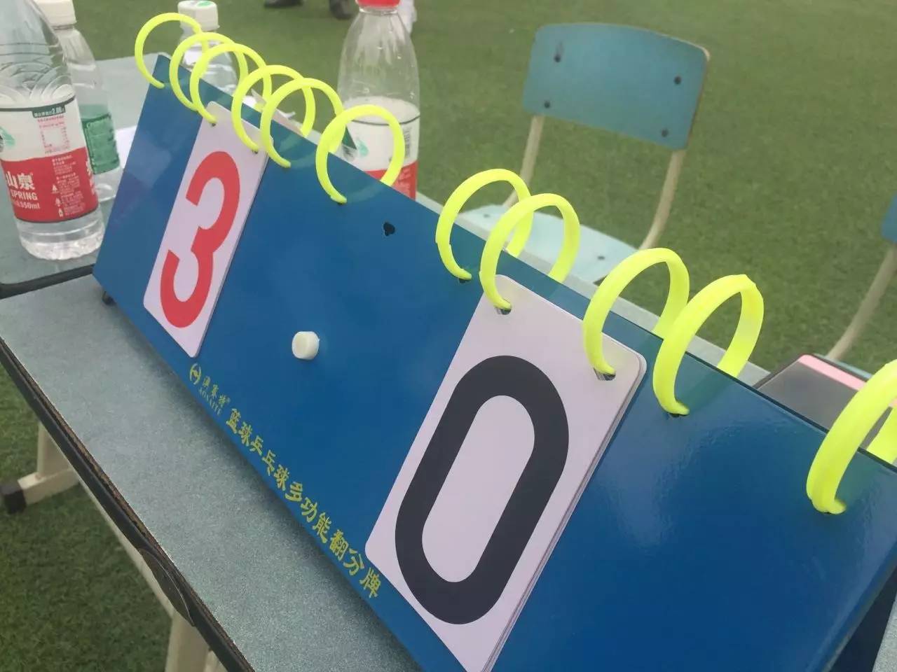 足球少年展风采,看足球的小朋友