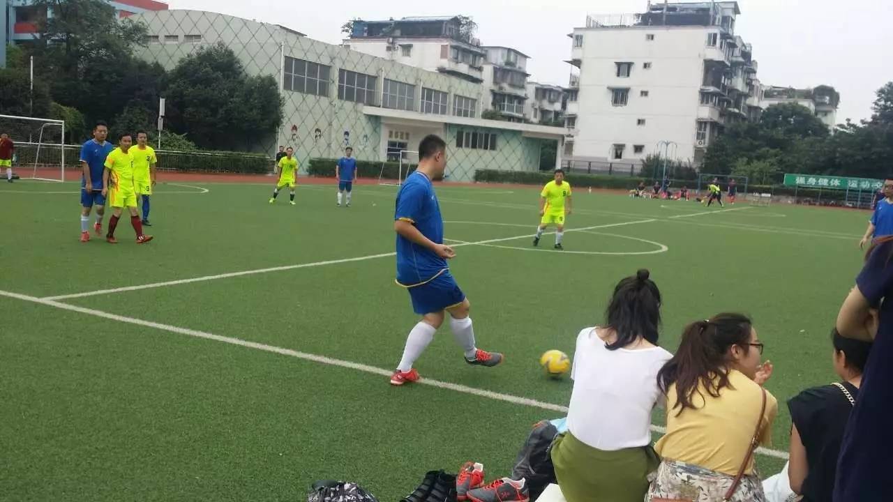 足球少年展风采,看足球的小朋友