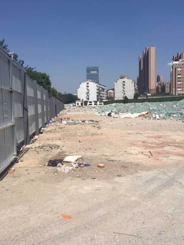 上千平！市中区二环南路中鑫之宝院内垃圾成堆