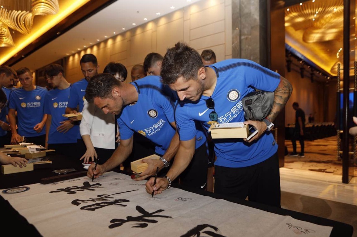 回到“娘家”南京，国米球星接连收到神秘东方礼物……