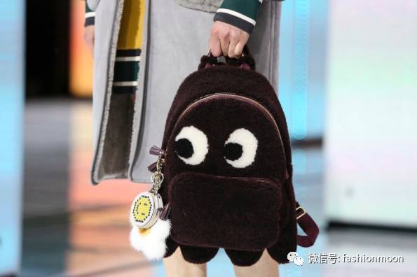 夏天适合背双肩包吗,夏天背双肩包还是斜挎包好看