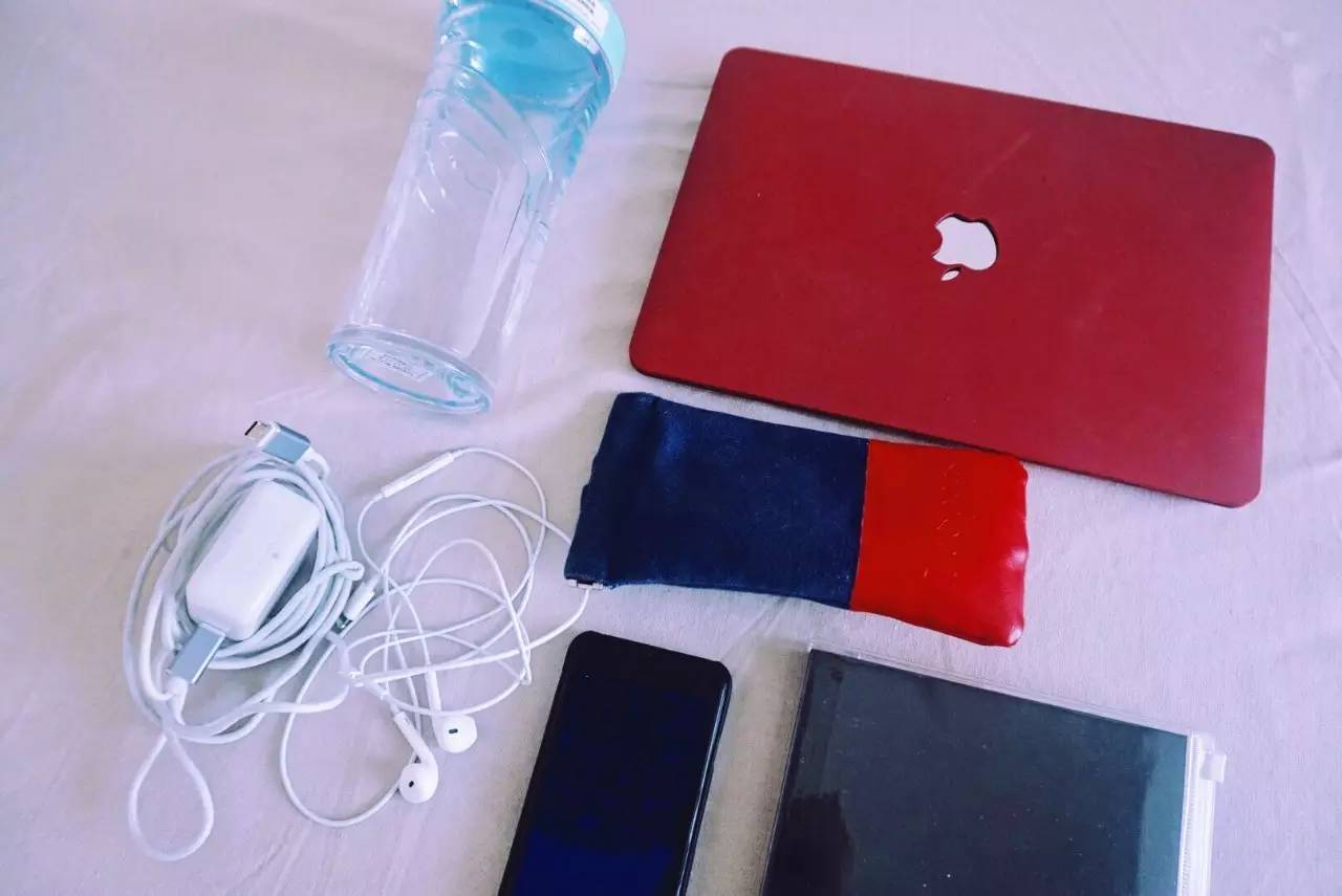 极简主义自媒体博主包里有什么？｜翻包记WhatsinMyBag