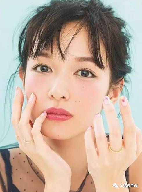 不会画妆容和会化妆的对比,新手有没有必要画腮红