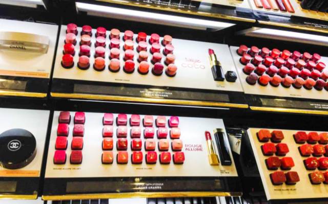 不会画妆容和会化妆的对比,新手有没有必要画腮红