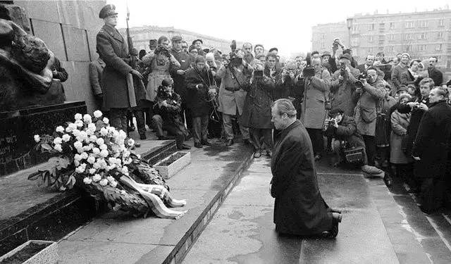 游客在德国行纳粹礼,中国游客在德国行举手礼后续