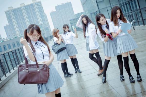 你为什么穿jk制服,我们为什么穿校服