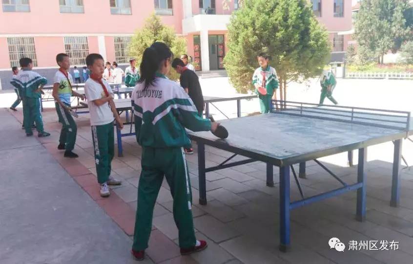 打乒乓球的快乐小朋友,打乒乓球的小朋友背景绘画