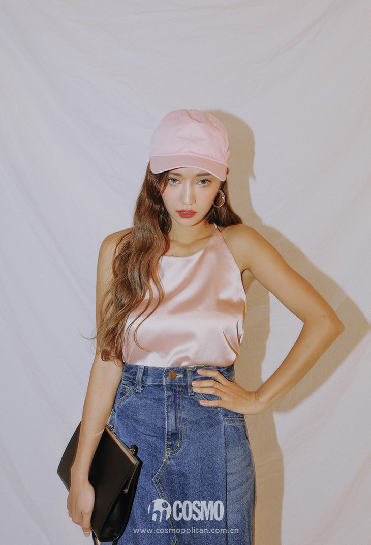 这些衣服太好看每件都想买，老板能预支下月工资不？