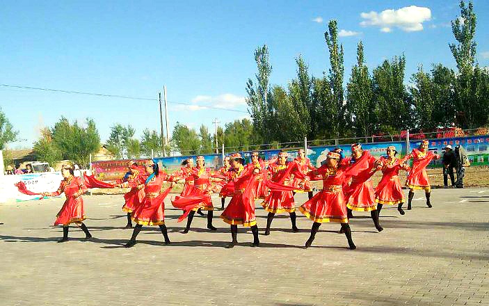 科尔沁区各族各界妇女喜迎自治区成立70周年巧手描绘北疆靓丽风景线
