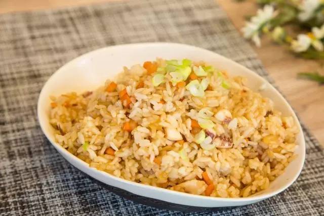 香辣鱿鱼鸡蛋炒饭做法,鱿鱼炒饭鱿鱼怎么炒好吃又嫩
