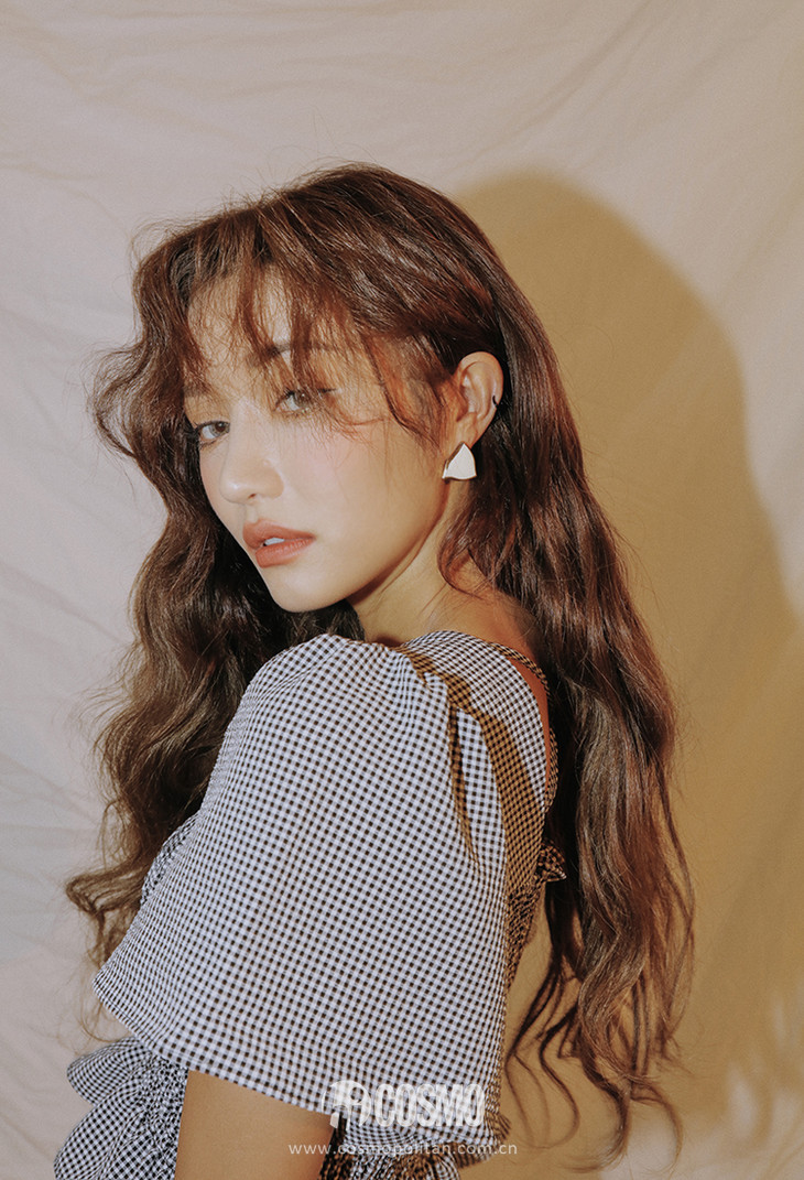 这些衣服太好看每件都想买，老板能预支下月工资不？