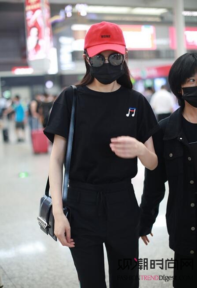 这才是三伏天的正确打开方式!蒋勤勤、杨幂休闲搭配