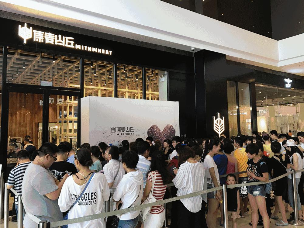 青岛排队的面包店,青岛最便宜的面包店永远都在排队