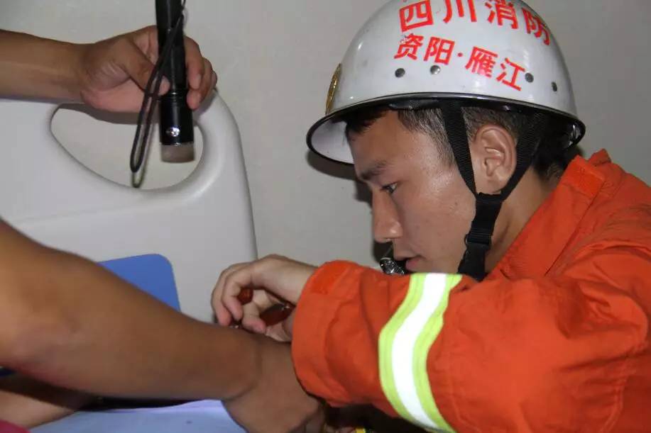 戒指卡住受伤手指消防及时排险,戒指卡手手指肿了求助消防员