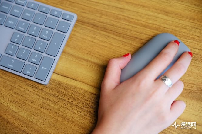 为什么要花3000买个显卡,surfacestudio停产了吗