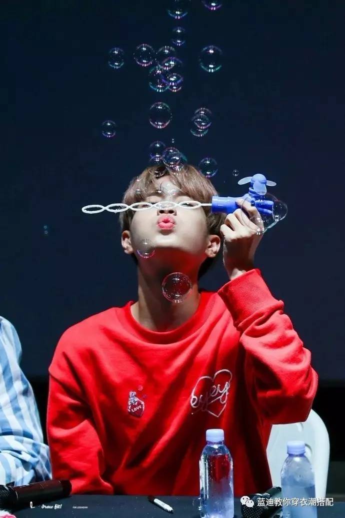 王源演唱会穿秀禾服,王源沸腾之夜黑西装