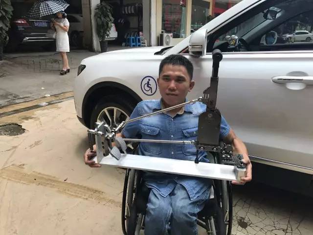 车祸父亲当场去世6岁女儿获救,父亲车祸去世母亲找外公求助后续