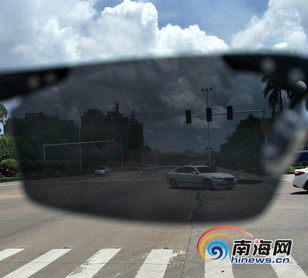 司机看过来!戴太阳镜在万宁开车请留心红绿灯