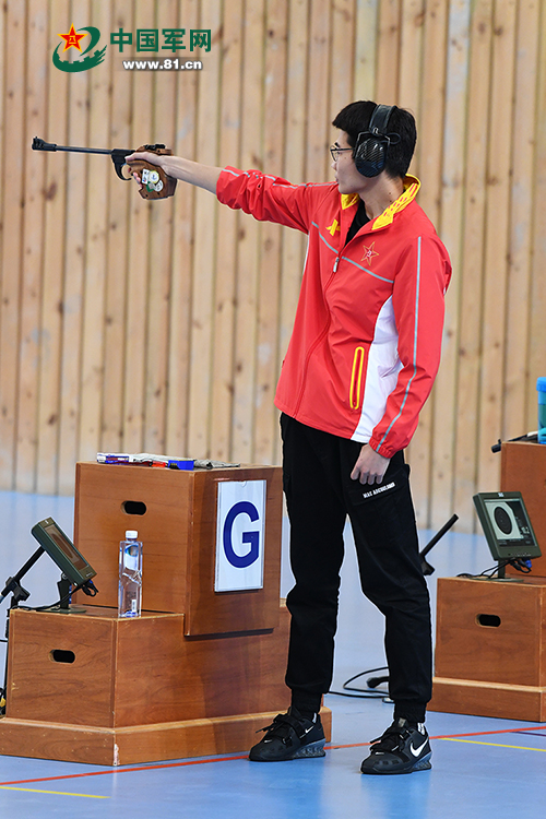 我军代表队著名老枪:年轻选手定能很快接过我们手中的枪