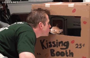 当你亲女生的时候她一直躲着,女生亲你的时候嘟嘴