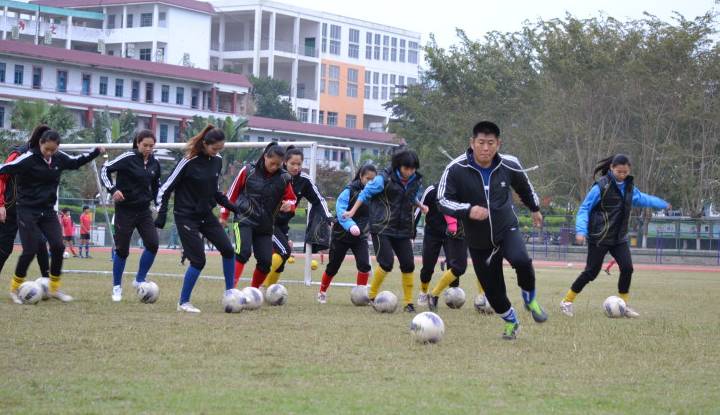 这群15岁就会结婚的女孩，一边捡垃圾一边踢球，竟连续三年勇夺世界冠军