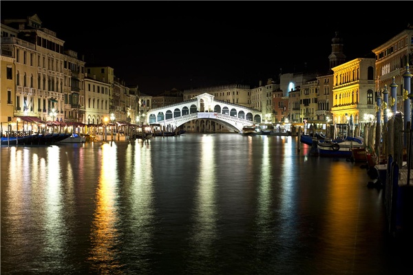 威尼斯：一半浮华，一半叹息｜跟着电影去旅行