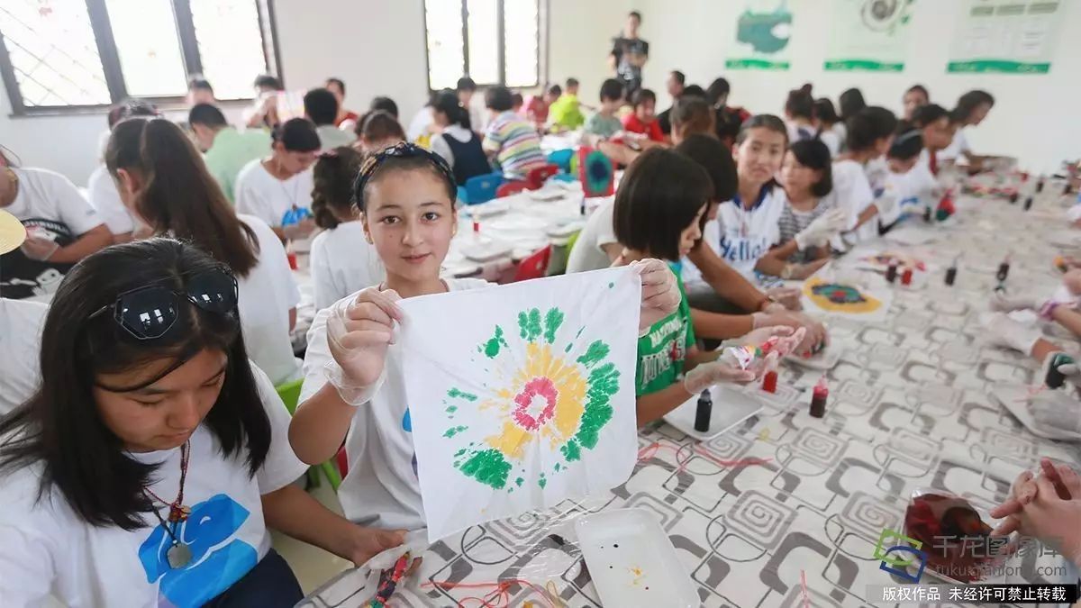 每日美图·喜迎十九大｜第80期：北京和田两地儿童共同感受传统工艺