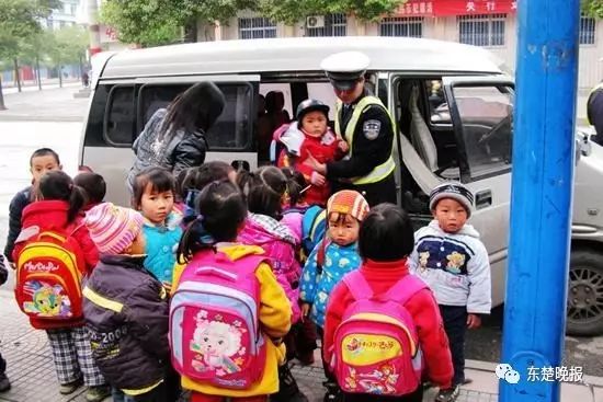 良心呢？开学第二天，黄石这辆面包车内竟然挤满14个娃……｜LaLa姐