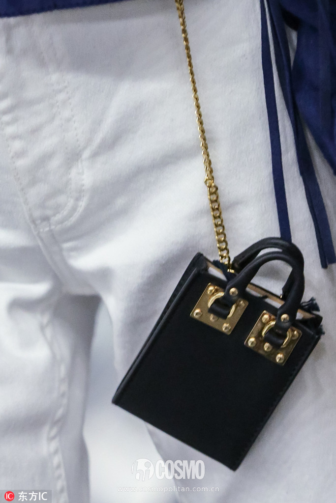 刚买完周冬雨的条纹西服,我又盯上了高圆圆的薄风衣