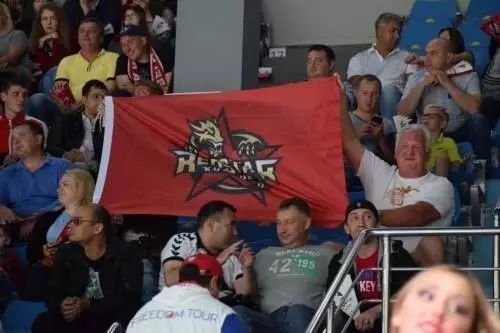 冰球比赛如果发生越位怎么办,冰球是犯规才能打架吗