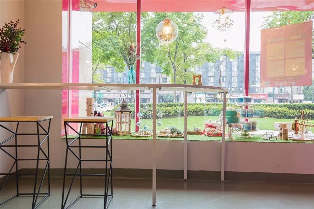 城西悄悄开了一家脑洞大开的烘焙店，辣味千层，魔方蛋糕，桃胶枸杞月饼……不输哈利·波特的糖果屋啊