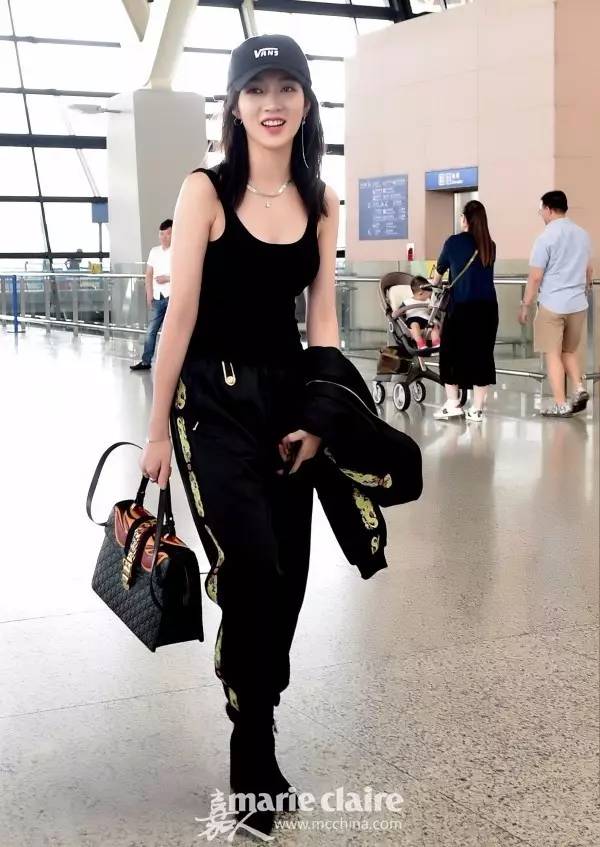 不局限哈雷和滑板文化，酷女孩需要一点“火元素”