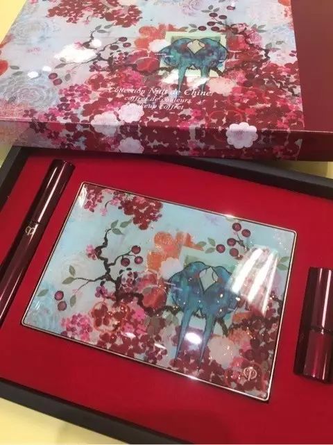 腮红金震惊了手机界？美妆界老司机们却早就开始在圣诞限定上作妖了~