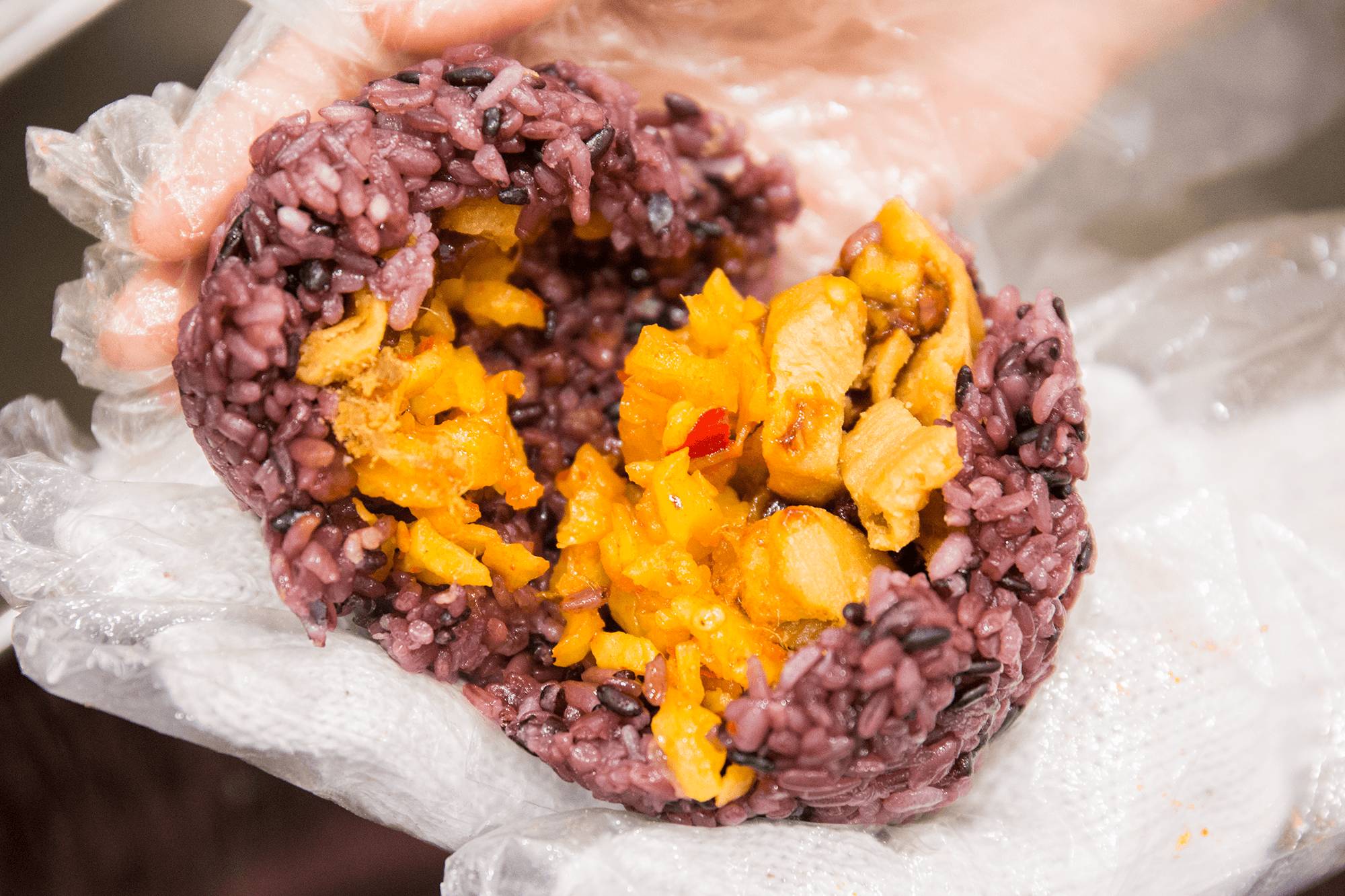 还吃啥子小面!称霸魔都25年的网红饭团杀来重庆,7块钱就能胀翻!