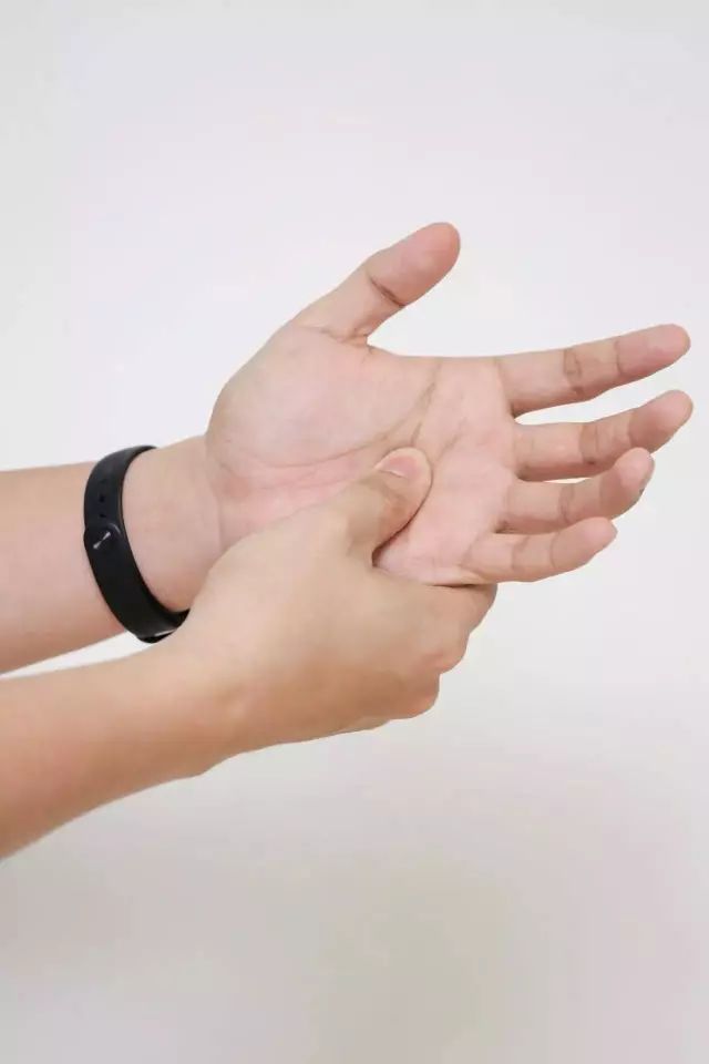 助眠瑜伽睡前动作,睡前黄金10分钟6个动作