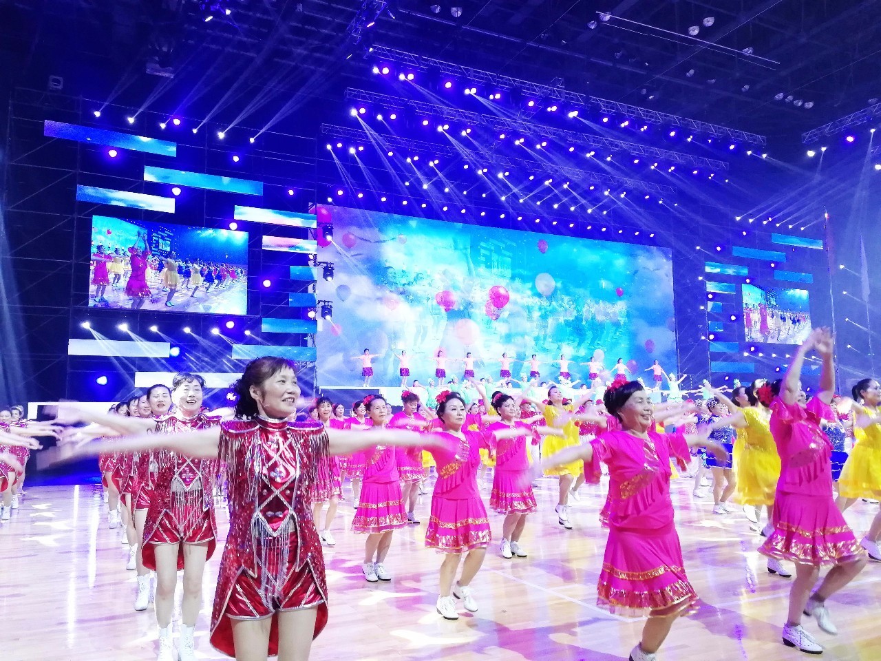 新静安第一届运动会开幕式,静安新体育中心活动看台