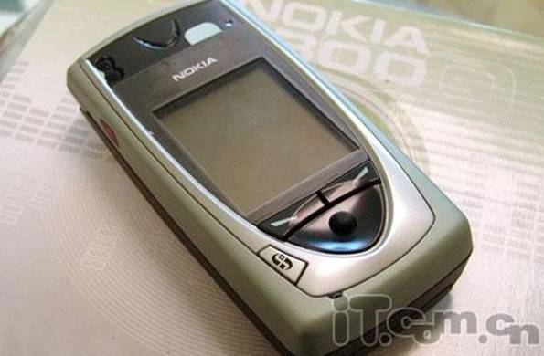 朋友圈被“10年前的手机”刷屏了，小布老泪纵横······