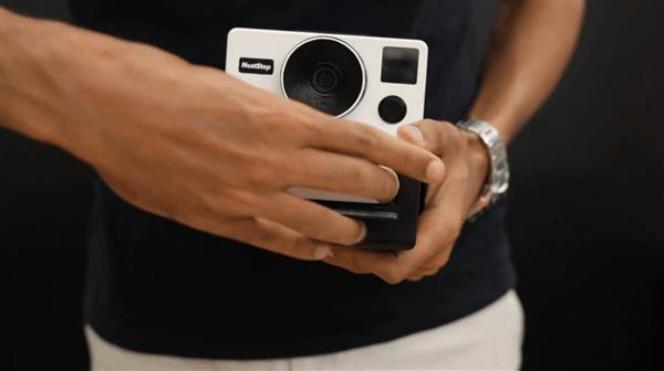 外国小伙DIY拍立得：拍出来的是GIF动图