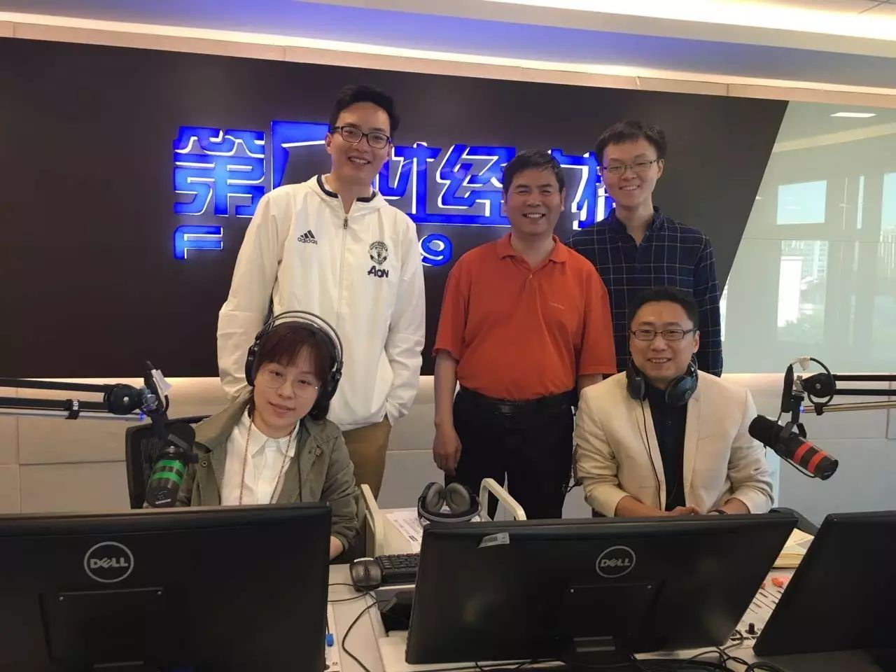 贺!《股市大家谈》荣获“年度十大指南节目”|上海广播节