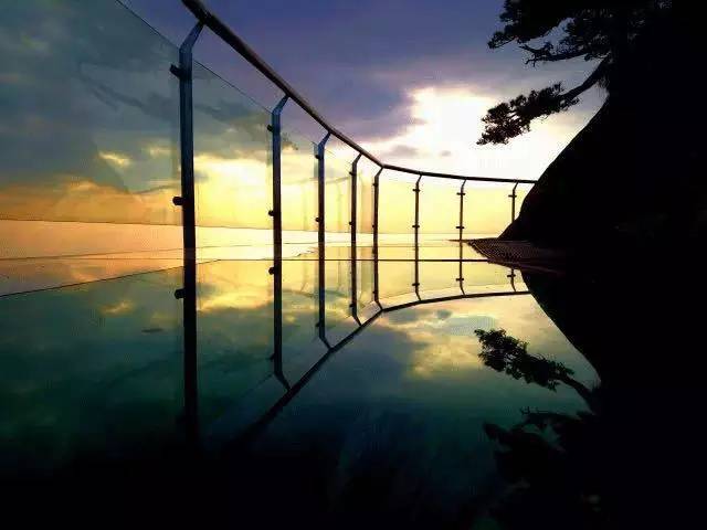 国内刺激的栈道,长假高空玻璃栈道