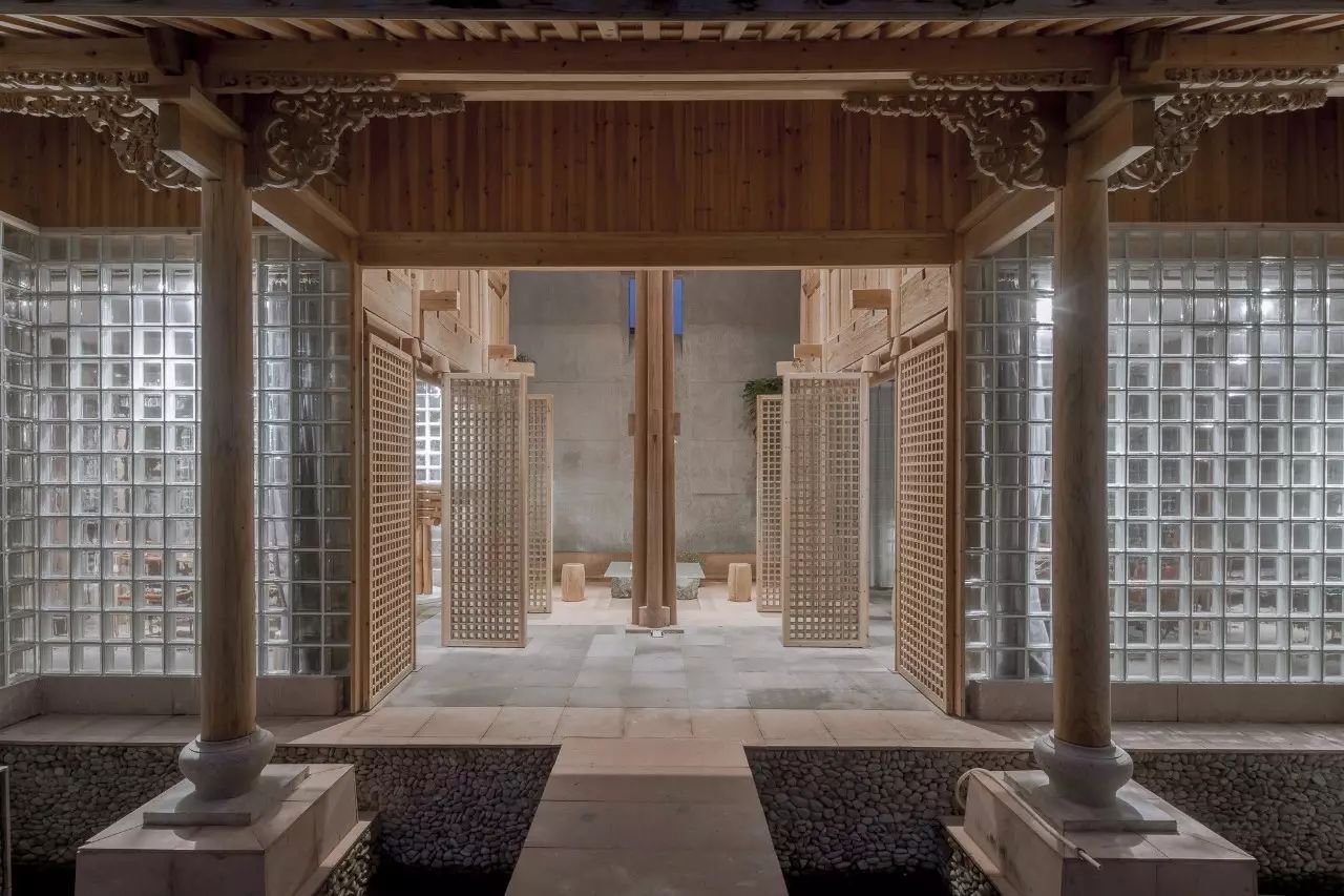 你绝对想不到，在一个唐朝古镇里，藏着大师王灏操刀的纯木客舍！