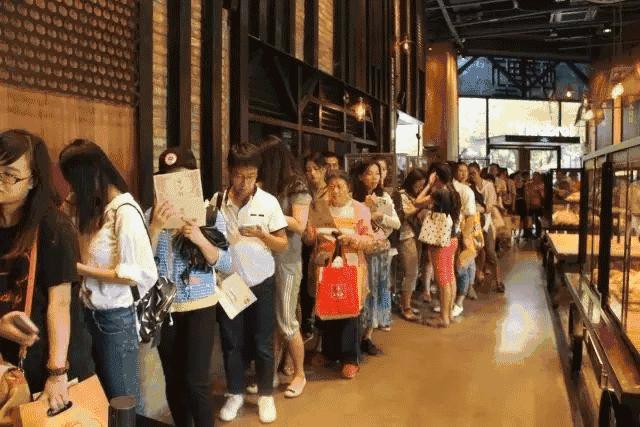 分分钟扫空，南京必吃网红酵母面包店终于盼来啦~足足70+种，雷神巧克力盐之花……杭州人又有口福了