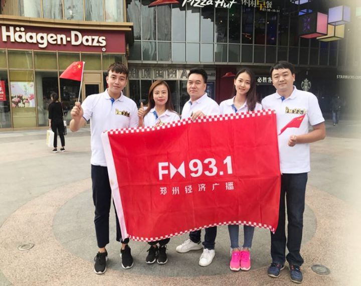 70多岁的老太太深情歌唱祖国,让我们一起歌唱祖国