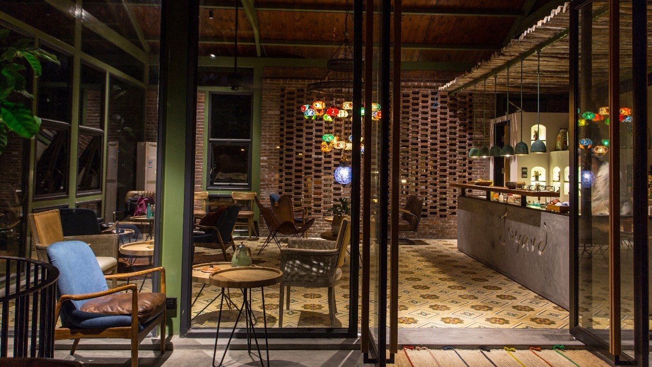 70后文艺大叔跑到这个“会吃福建人”的城市，用花砖、雪茄和伏特加，把废弃的修船厂变成最会撩妹的床