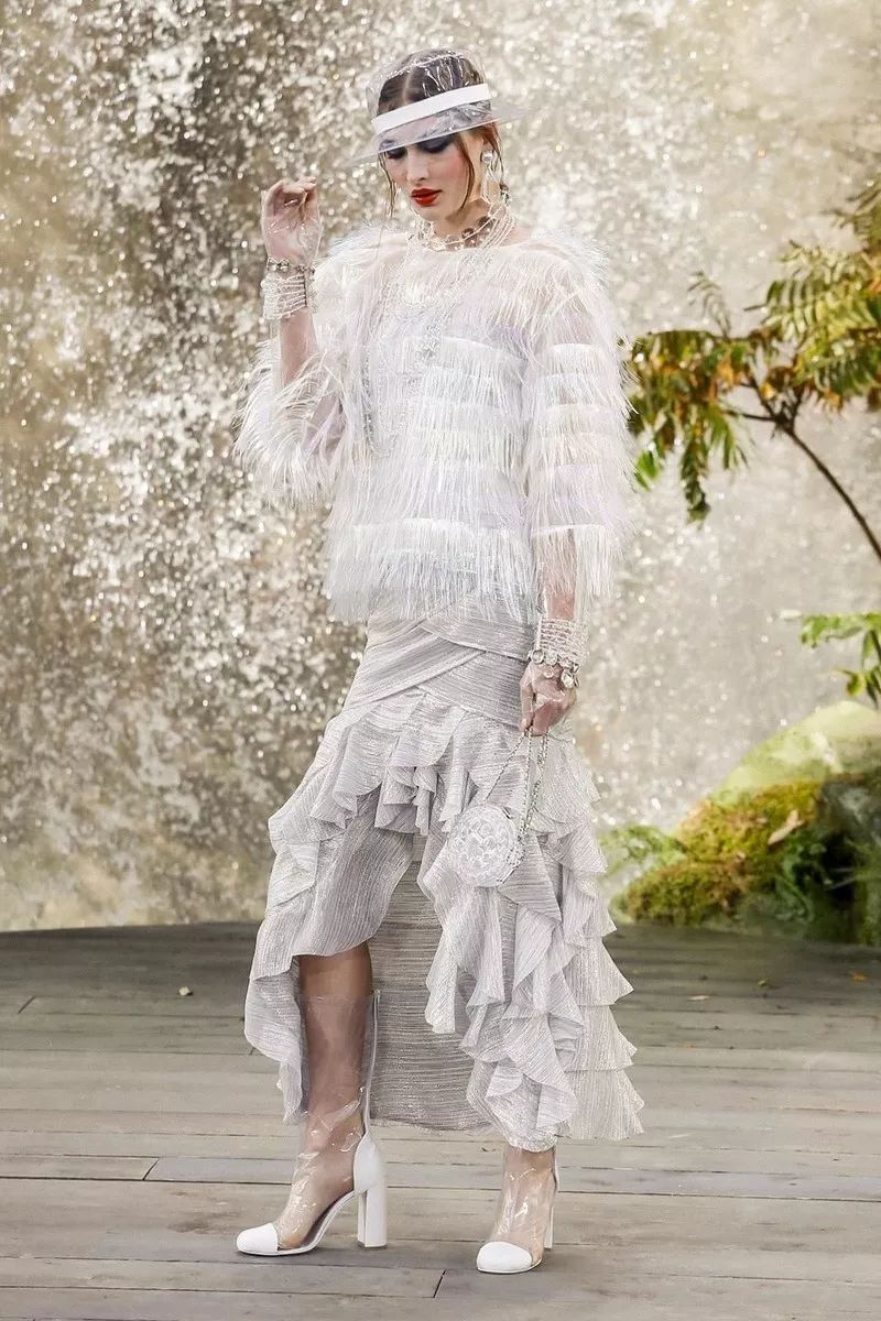 叹为观止！香奈儿把瀑布搬到了大皇宫！猜猜刘雯最近朋友圈发了什么？